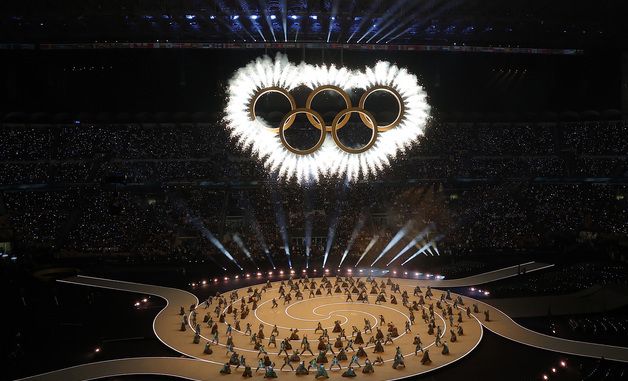 화려하게 터지는 오륜 불꽃