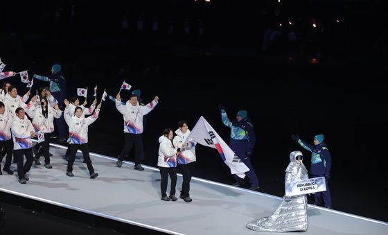 차준환·박지우 '태극기 흔들며 입장'