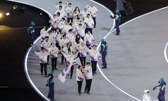 입장하는 대한민국 선수단