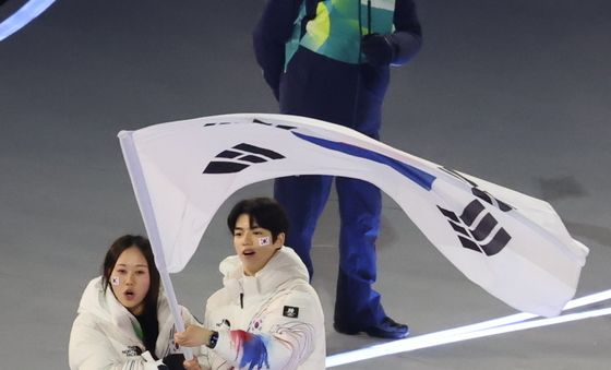 태극기 흔드는 차준환·박지우