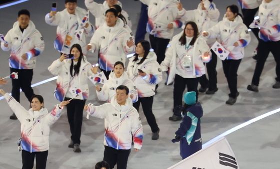 밝은 표정으로 입장하는 차준환·박지우