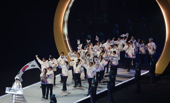 링 사이로 입장하는 대한민국 선수단