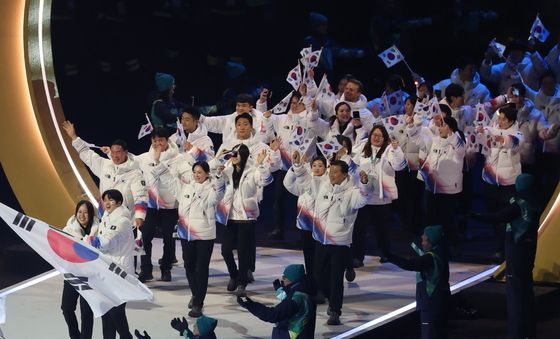 대한민국 선수단 '신나게 등장'