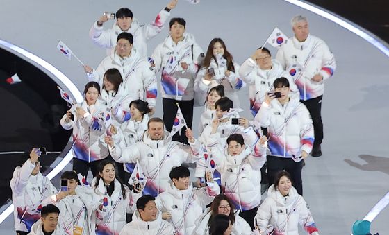 차준환·박지우 필두로 입장하는 대한민국 선수단