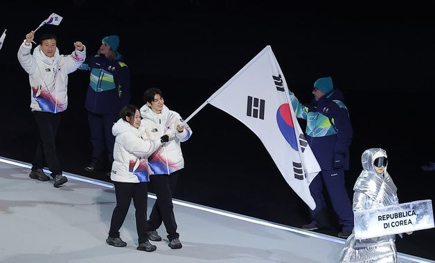 태극기 흔들며 입장하는 차준환·박지우