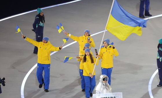 '전쟁 중' 우크라이나 선수단, 입장하자 관중석 환호