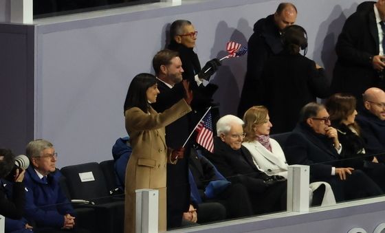 선수단 향해 손 흔드는 밴스 부통령 부부