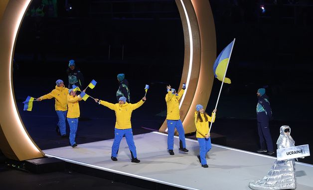 환호 받으며 입장하는 우크라이나