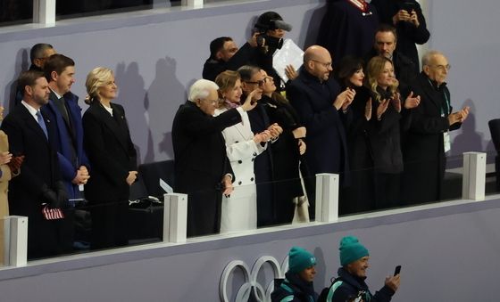 선수단 향해 손흔드는 이탈리아 대통령