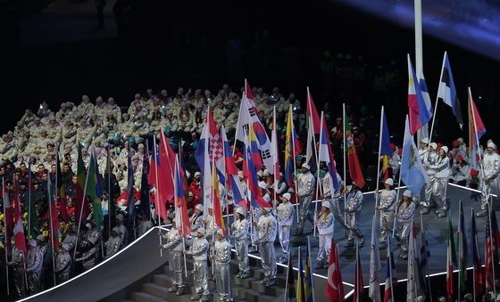 참가국 국기 사이에 빛나는 태극기