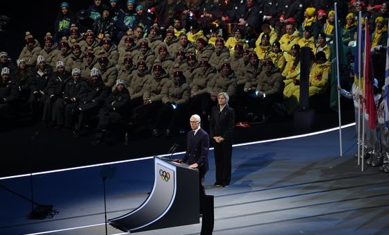 연설하는 조반니 말라고 조직위원장