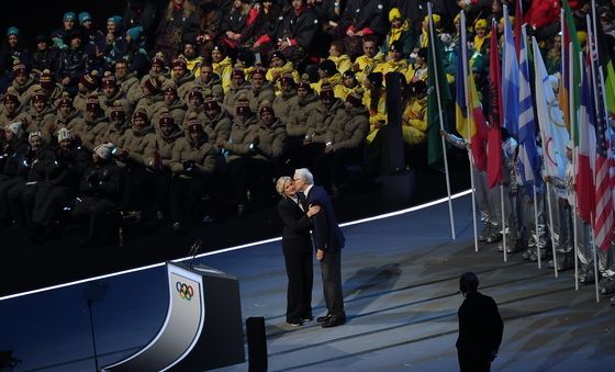 IOC 위원장에게 마이크 넘기는 조반니 말라고