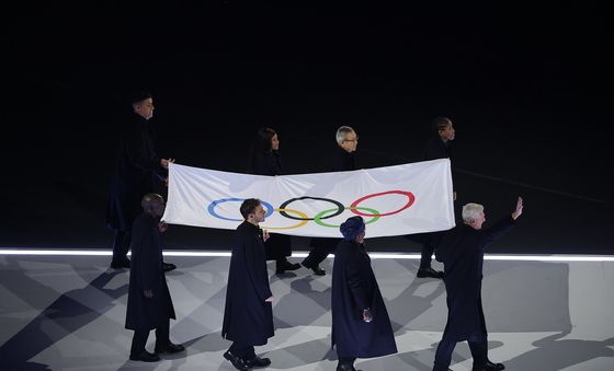 입장하는 올림픽기