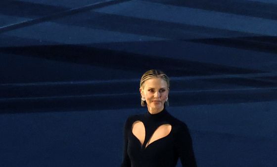 무대 오른 샤를리즈 테론