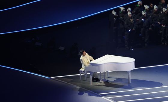 오륜기 게양 맞춰 연주 선보이는 피아니스트 랑랑