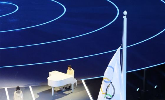 밀라노·코르티나 동계올림픽, 오륜기 게양