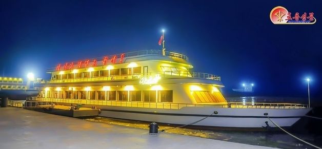 대동강에 뜬 북한 유람선 '와우봉'호