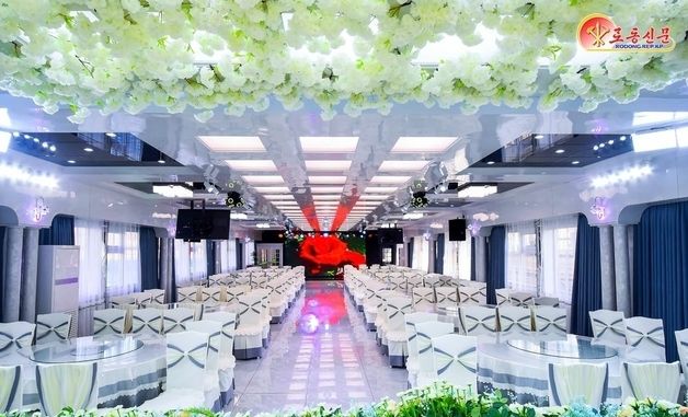 북한 유람선 '와우봉'호의 내부 연회장