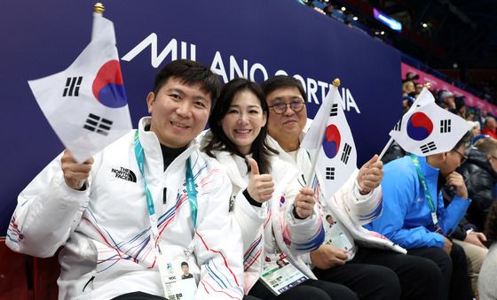 응원 펼치는 유승민 회장·이수경 단장·최휘영 장관