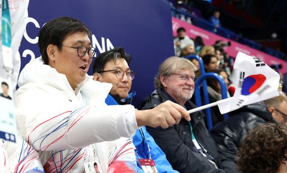 피겨 응원 펼치는 최휘영 장관