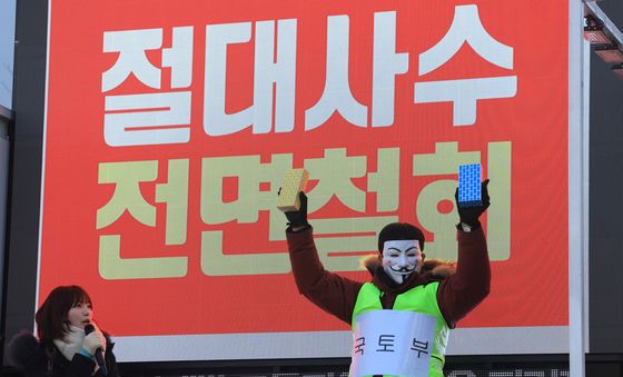 퍼포먼스 하는 과천경마공원 이전 반대 비대위