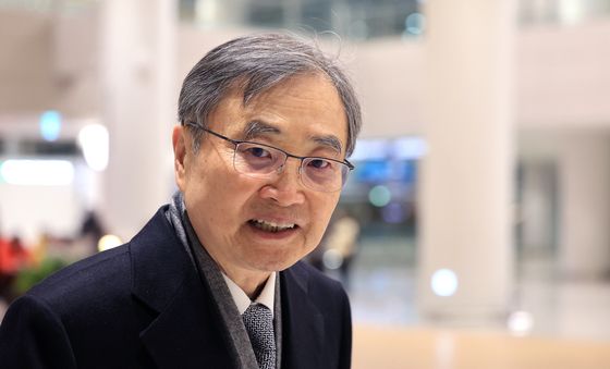 취재진 향해 인사하는 조현 장관