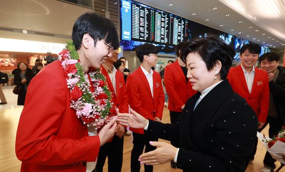 꽃목걸이 목에 건 신진서 9단