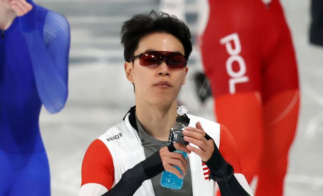 음료 마시는 김민석