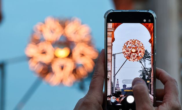 성화를 담는 관광객