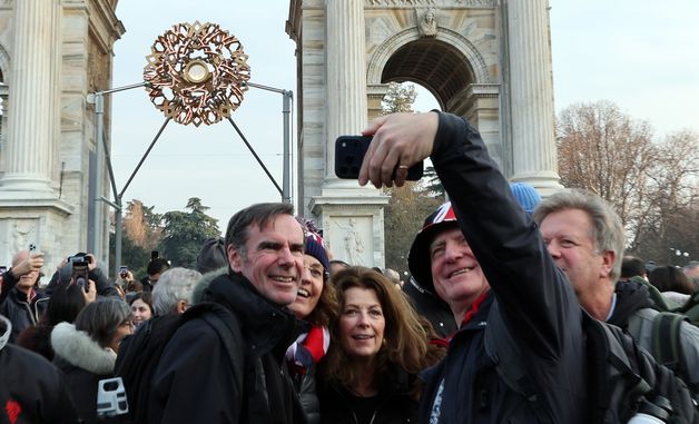 성화와 함께 추억 남기는 관광객들