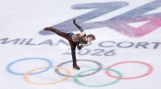 연기 펼치는 일리야 말리닌