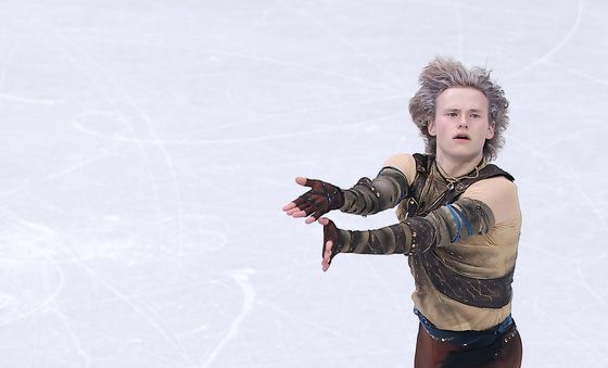 연기 펼치는 일리야 말리닌