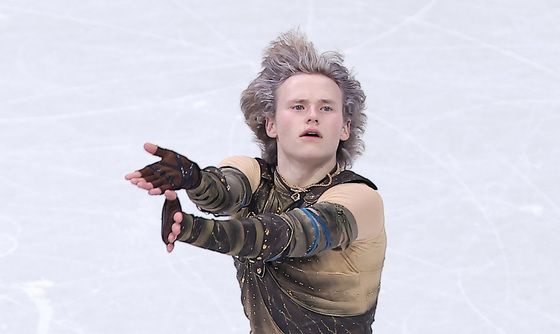 연기 펼치는 일리야 말리닌