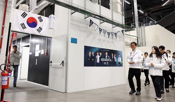 올림픽 국제방송센터 살펴보는 최휘영 장관