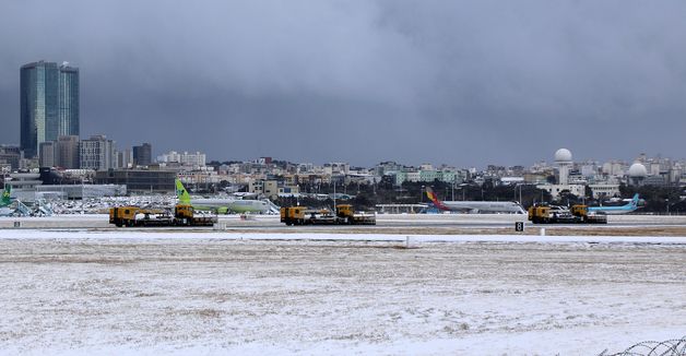 제주공항, 폭설로 제설 작업...활주로 운영 중단