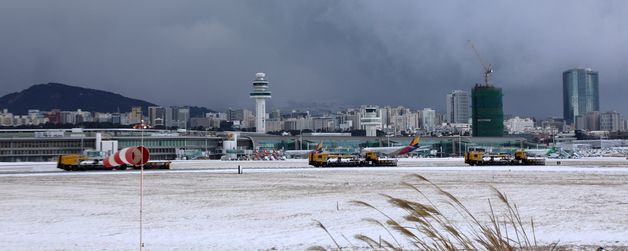폭설로 활주로 운영 중단된 제주공항