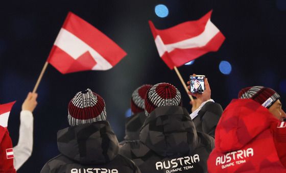 갤럭시Z 플립7 올림픽 에디션 손에 든 선수들