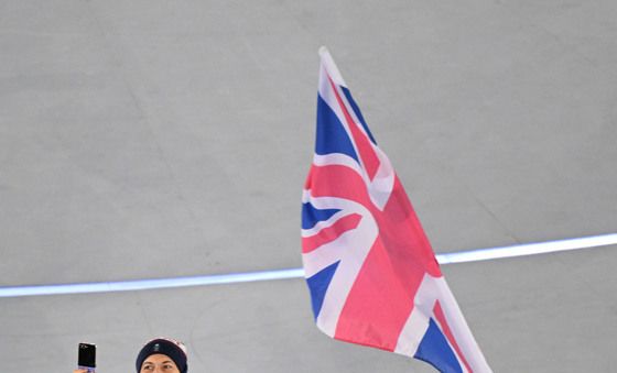 갤럭시Z 플립7 올림픽 에디션 손에 든 선수들