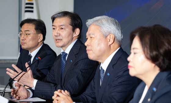 취재진 질문에 답변하는 조국 조국혁신당 대표