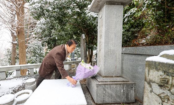 권오을 장관, 조선인납골당 방문
