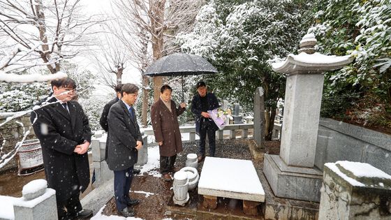 권오을 장관, 조선인납골당 방문