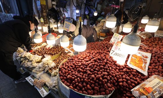 대추·밤은 전통시장, 과일은 대형마트가 저렴