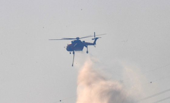 물폭탄 쏟아붓는 초대형 헬기