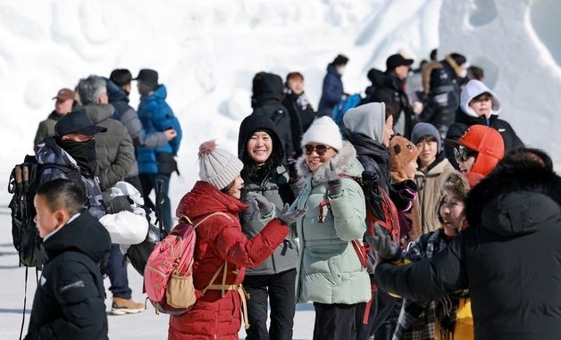 "겨울의 도시 태백"…눈축제 즐기는 관광객들