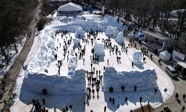 "추워도 즐거워요"…태백산 눈축제 관광객 북적