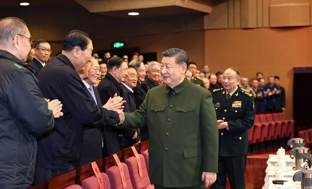 [포토] 퇴역 군 장병들을 격려하는 시진핑