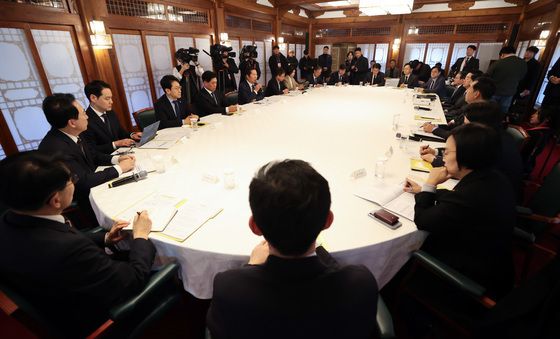 대정부질문 앞두고 열린 고위당정협