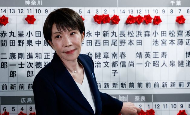 [포토] 선출 후보에 빨간 장미를 걸고 있는 다카이치