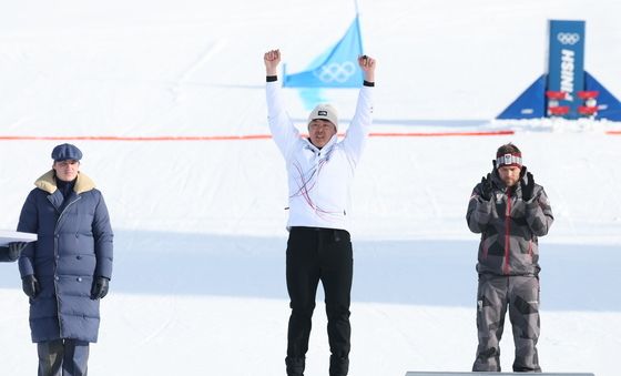 김상겸, 두 손 번쩍