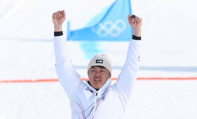 스노보드 역사 쓴 김상겸, 두 손 번쩍